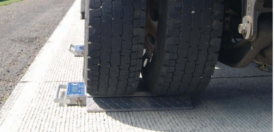 Intercomp PT300DW™ Wheel Load Scale System (System Includes Scales, Case, HH60 Indicator and Charging Cable)